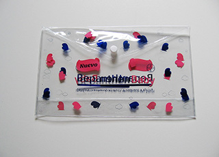 Cartuchera PVC cristal con solapa y broche con logo serigrafia a dos colores
